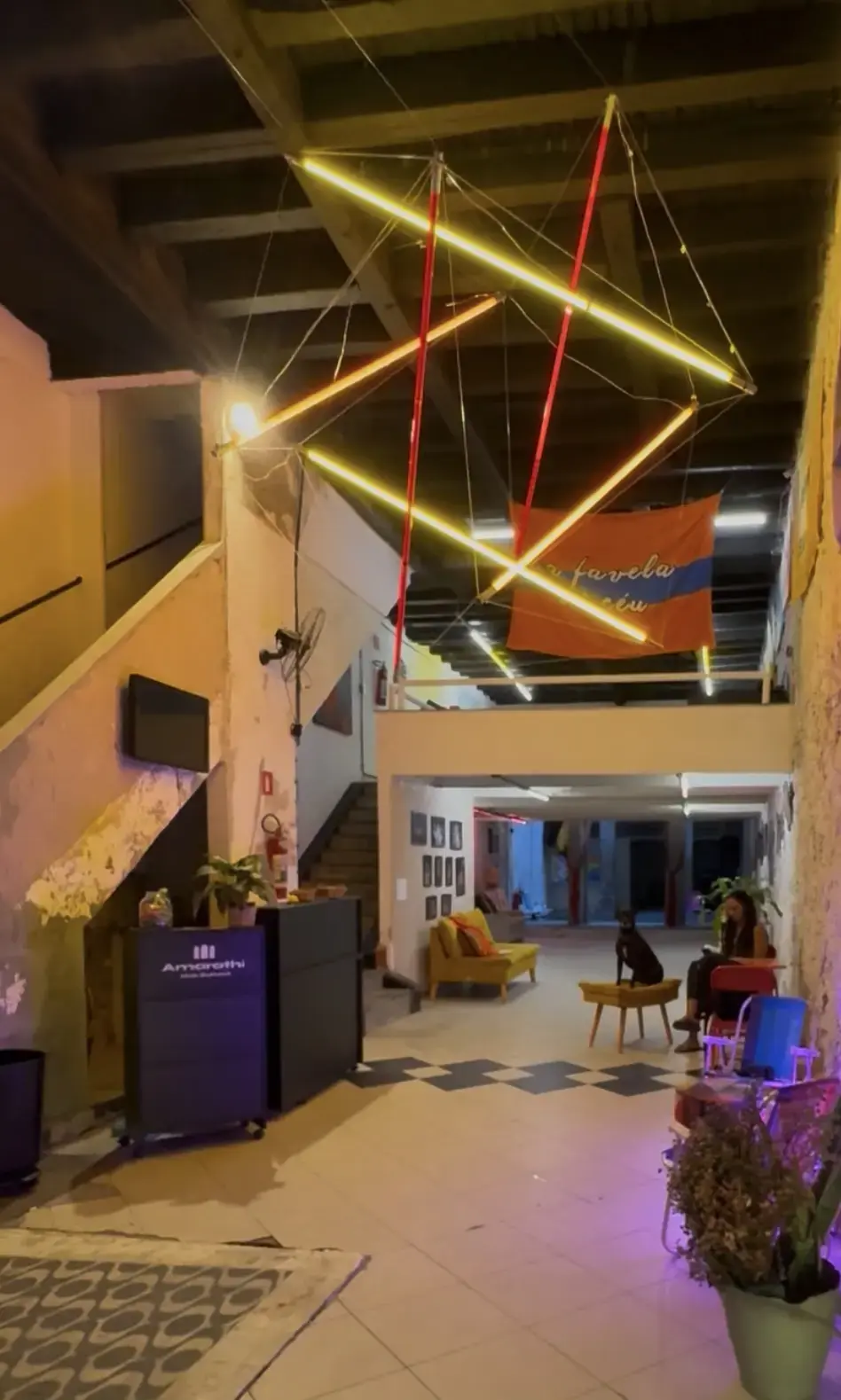 Interior da Amarathi Hub Cultural à noite