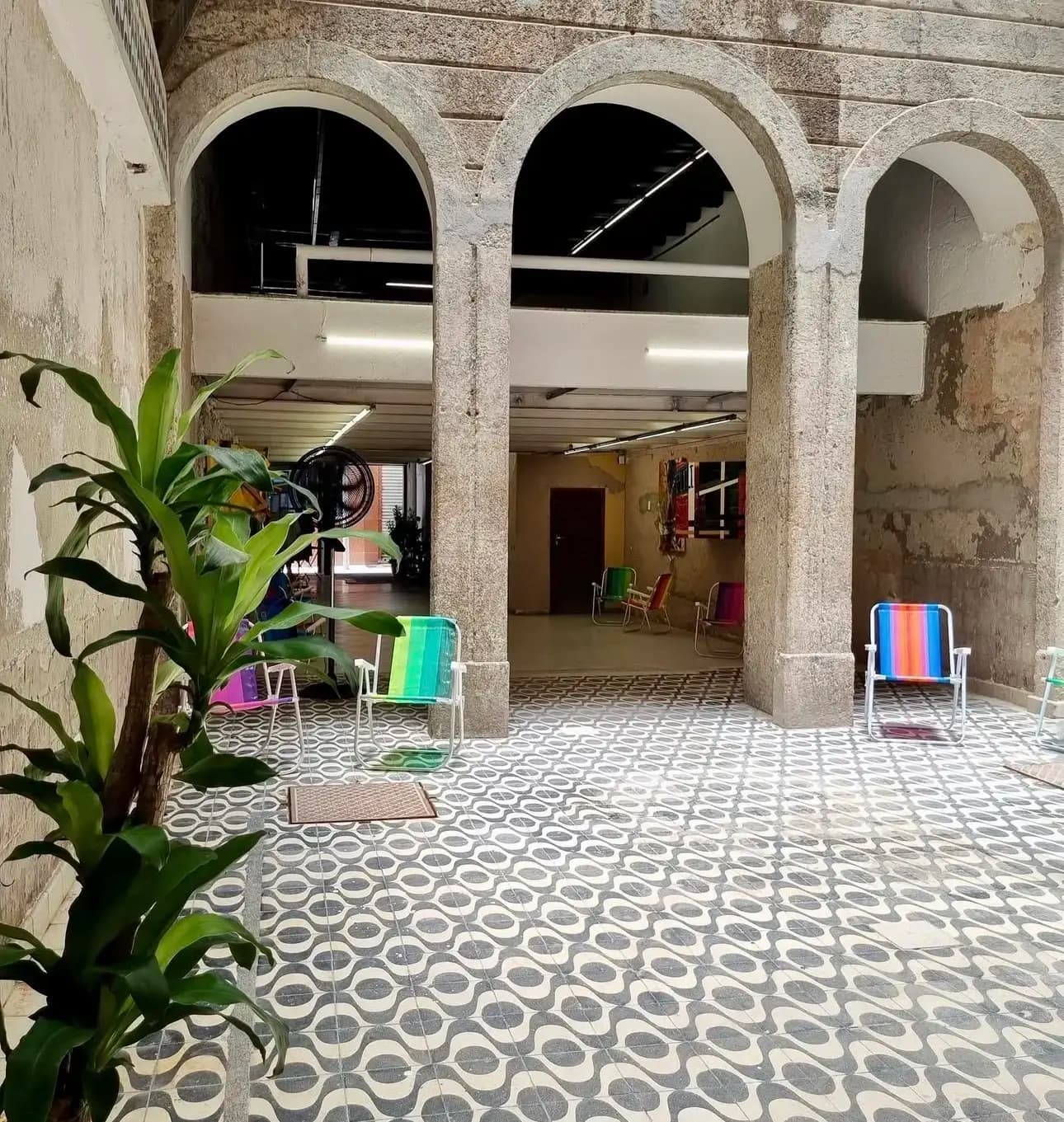 Pátio dos arcos históricos da Amarathi Hub Cultural